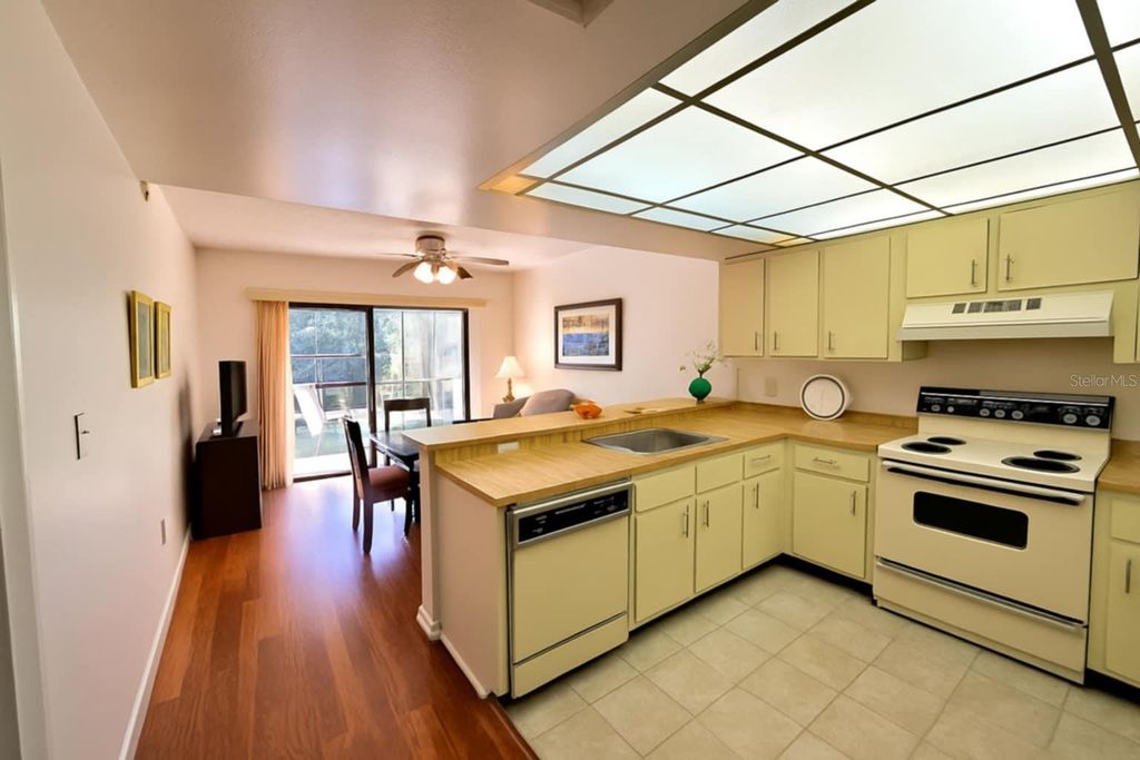 Image 10 of property listing at 425 30TH AVENUE W C206, Bradenton, FL 34205