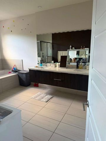 7905 NW 104th Ct, Doral, FL 33178