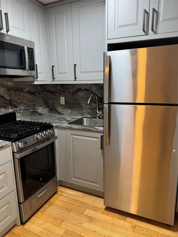 18 Redwood Court 18, Coram, NY 11727 — photo 5