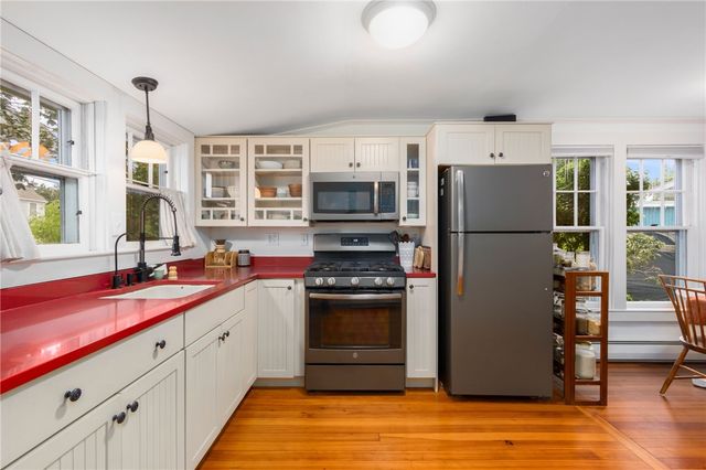 65 King Phillip Street, Portsmouth, RI 02871