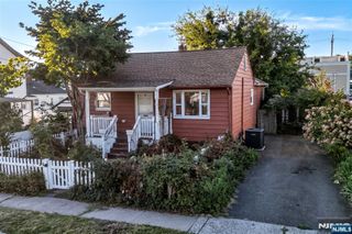 6 Roosevelt Avenue, Totowa, NJ 07512