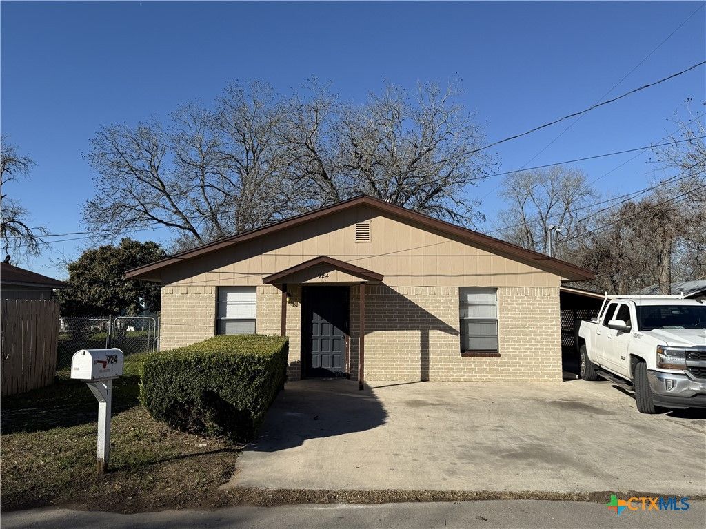 924 Pecan Street, Seguin, TX 78155