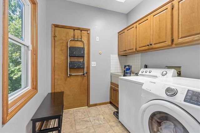 2925 NW Westbrooke Circle, Blue Springs, MO 64015