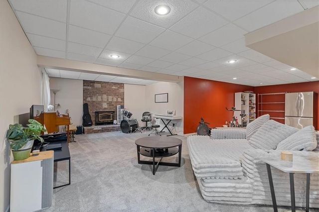 2925 NW Westbrooke Circle, Blue Springs, MO 64015