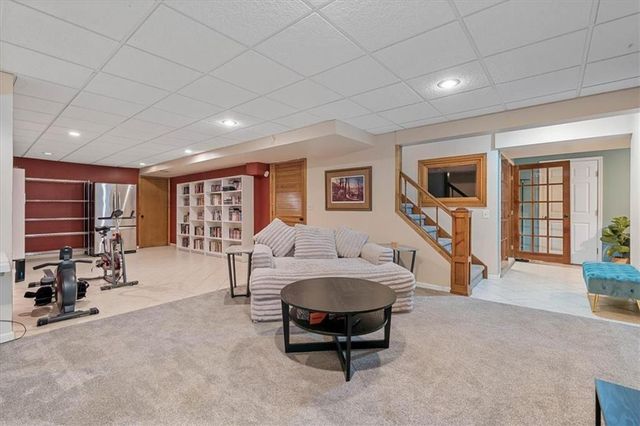 2925 NW Westbrooke Circle, Blue Springs, MO 64015