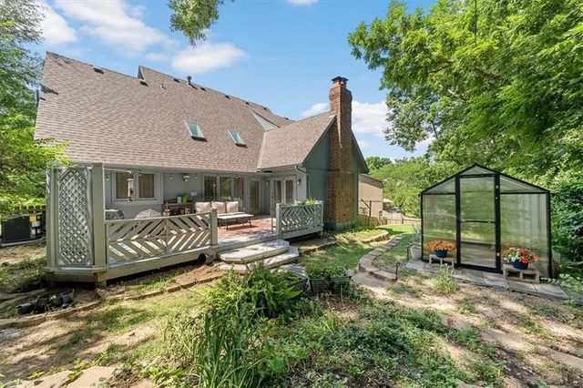 2925 NW Westbrooke Circle, Blue Springs, MO 64015