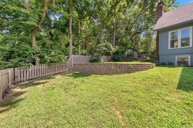 2925 NW Westbrooke Circle, Blue Springs, MO 64015