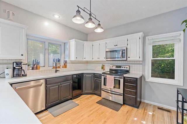 2925 NW Westbrooke Circle, Blue Springs, MO 64015