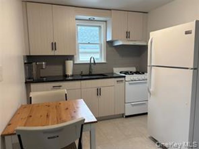 322 Penn Street E, Long Beach, NY 11561