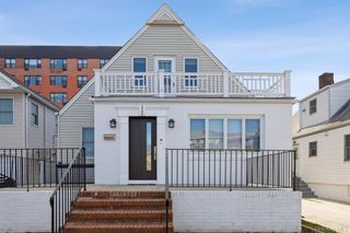 322 Penn Street E, Long Beach, NY 11561