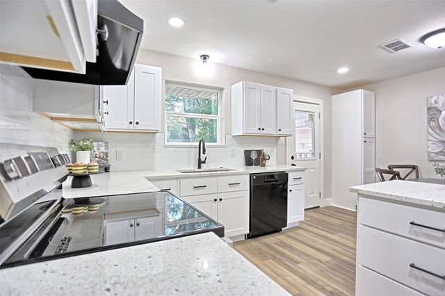704 Natchez River Circle, Conroe, TX 77316
