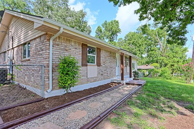 704 Natchez River Circle, Conroe, TX 77316