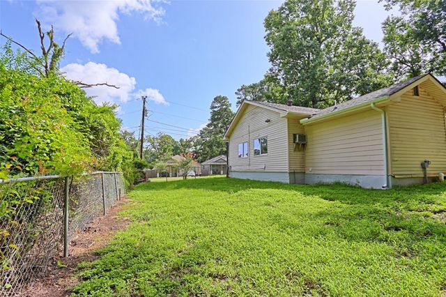 704 Natchez River Circle, Conroe, TX 77316