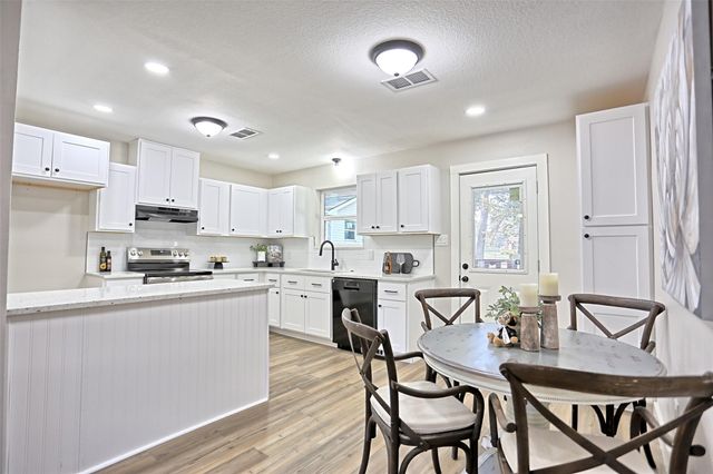 704 Natchez River Circle, Conroe, TX 77316
