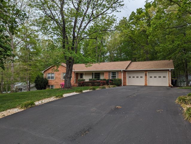 130 Oxford CIR, Rocky Mount, VA 24151