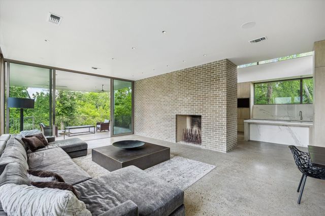 9 Pinehill Lane, Houston, TX 77019