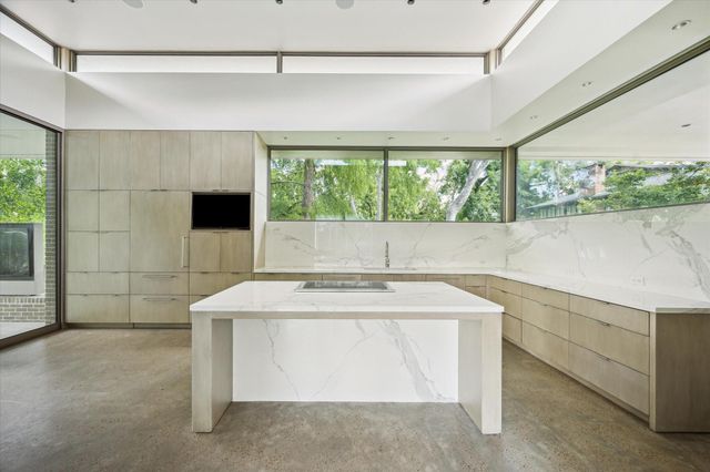 9 Pinehill Lane, Houston, TX 77019