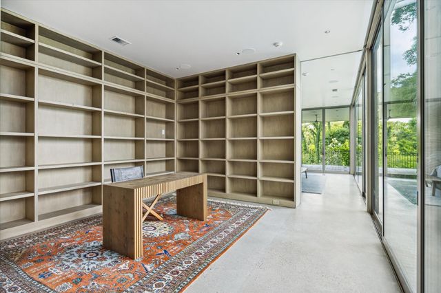 9 Pinehill Lane, Houston, TX 77019