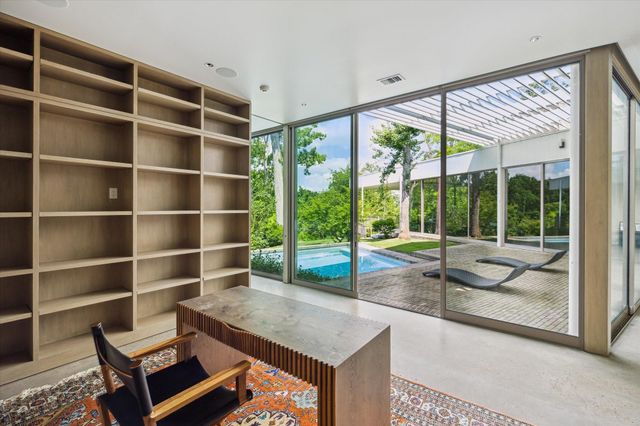 9 Pinehill Lane, Houston, TX 77019