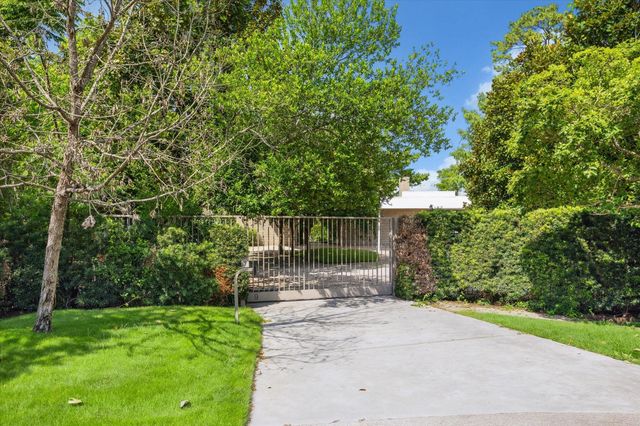 9 Pinehill Lane, Houston, TX 77019