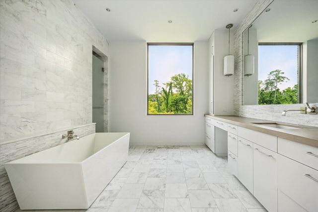 9 Pinehill Lane, Houston, TX 77019