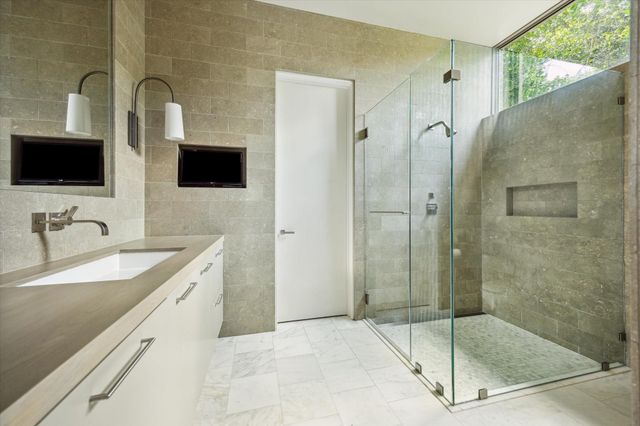 9 Pinehill Lane, Houston, TX 77019