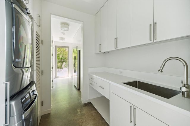 9 Pinehill Lane, Houston, TX 77019