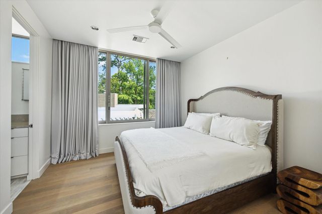 9 Pinehill Lane, Houston, TX 77019