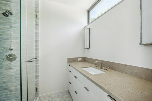 9 Pinehill Lane, Houston, TX 77019