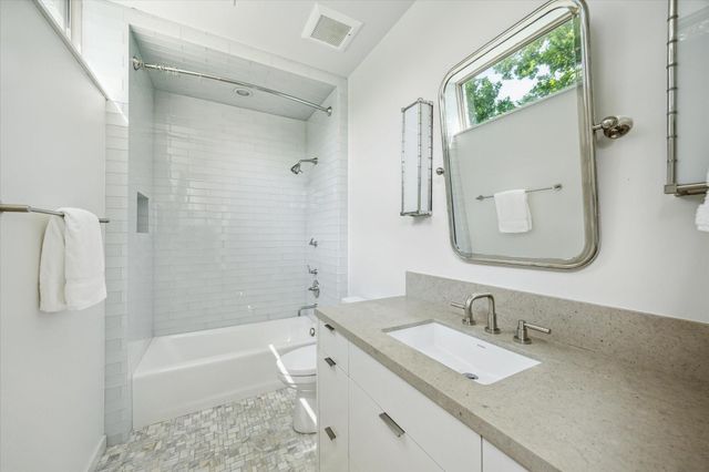 9 Pinehill Lane, Houston, TX 77019