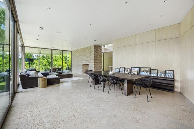 9 Pinehill Lane, Houston, TX 77019