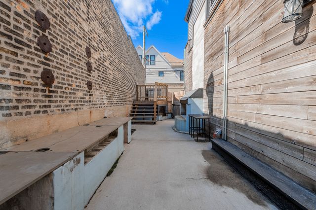 4054 N Western Avenue, Chicago, IL 60618