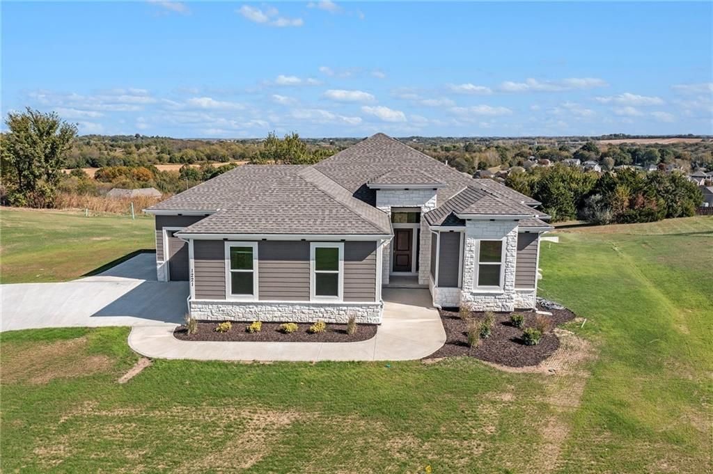 1221 DeSoto Road, Lansing, KS 66043