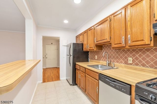 10 Parkway Vlg 10 E, Cranford Twp., NJ 07016