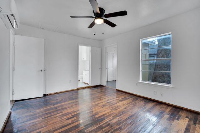 220 N Commerce Street, Burleson, TX 76028