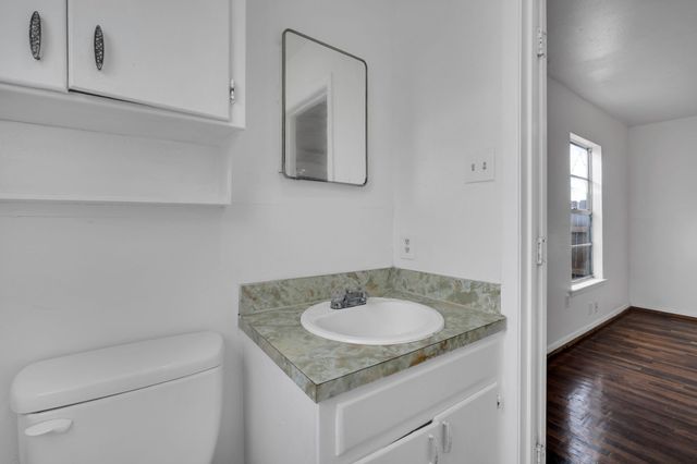 220 N Commerce Street, Burleson, TX 76028