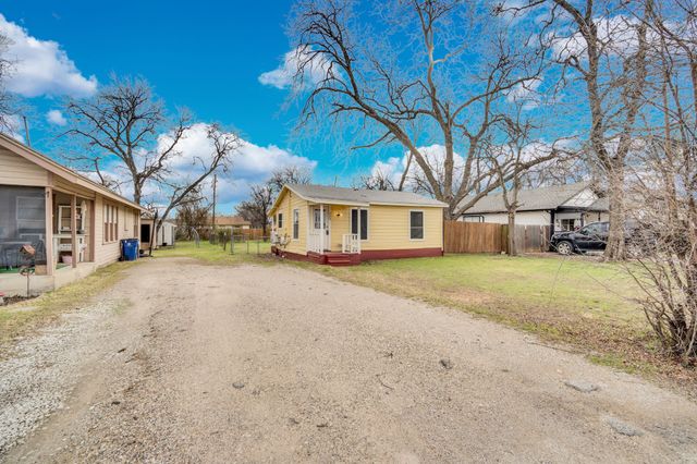 220 N Commerce Street, Burleson, TX 76028