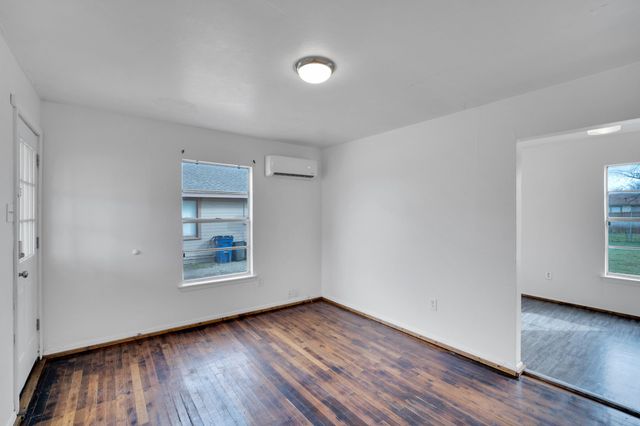 220 N Commerce Street, Burleson, TX 76028