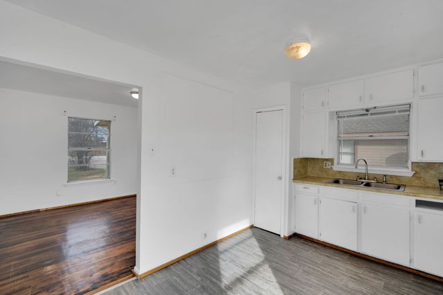 220 N Commerce Street, Burleson, TX 76028