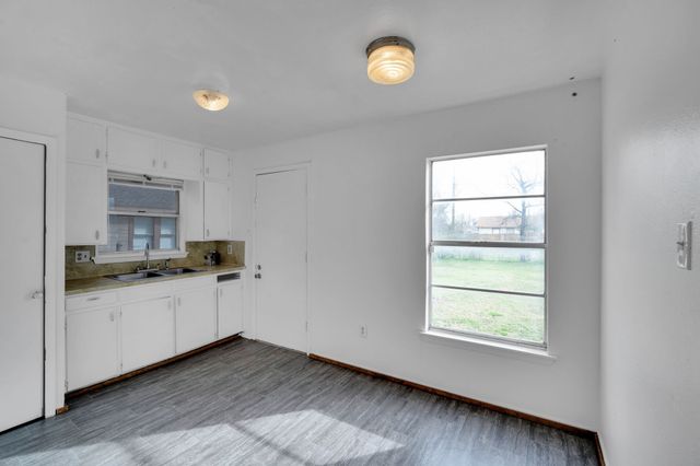 220 N Commerce Street, Burleson, TX 76028