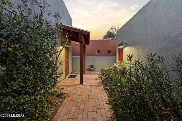 10523 E John McNair Place, Tucson, AZ 85747