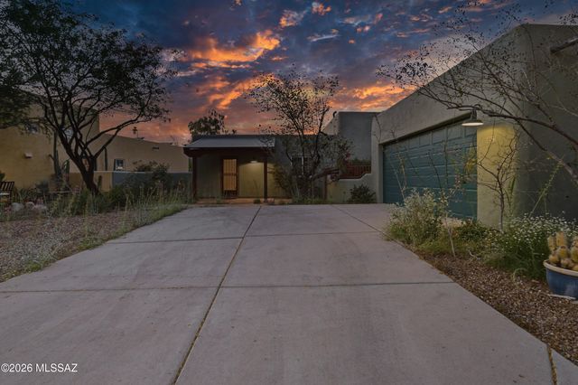 10523 E John McNair Place, Tucson, AZ 85747