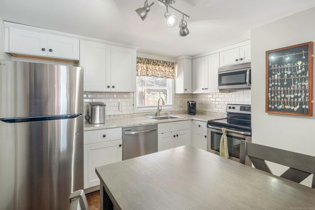 28 Rowe Place, Bristol, CT 06010