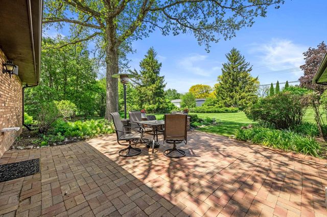 18400 Honey Creek DRIVE, Brookfield, WI 53045