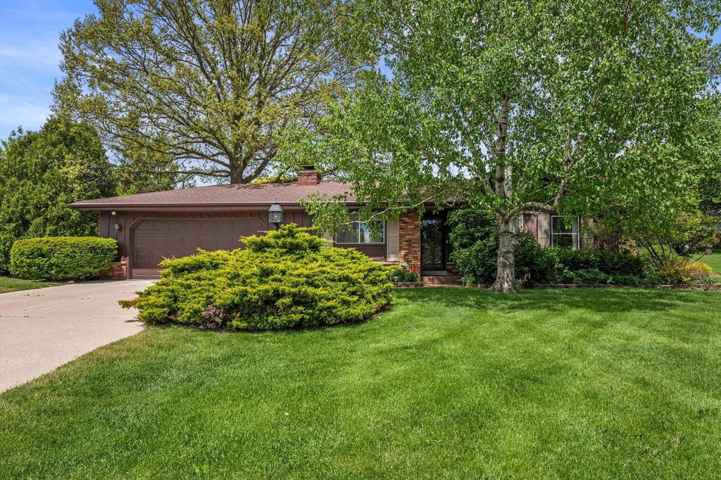 18400 Honey Creek DRIVE, Brookfield, WI 53045