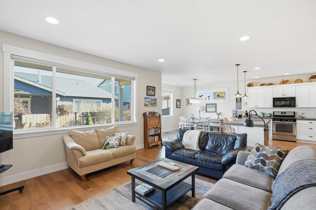 1227 NE Hoover Loop, Bend, OR 97701