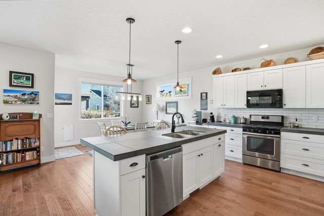 1227 NE Hoover Loop, Bend, OR 97701