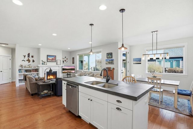 1227 NE Hoover Loop, Bend, OR 97701