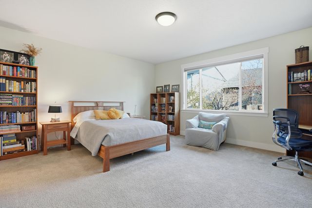 1227 NE Hoover Loop, Bend, OR 97701