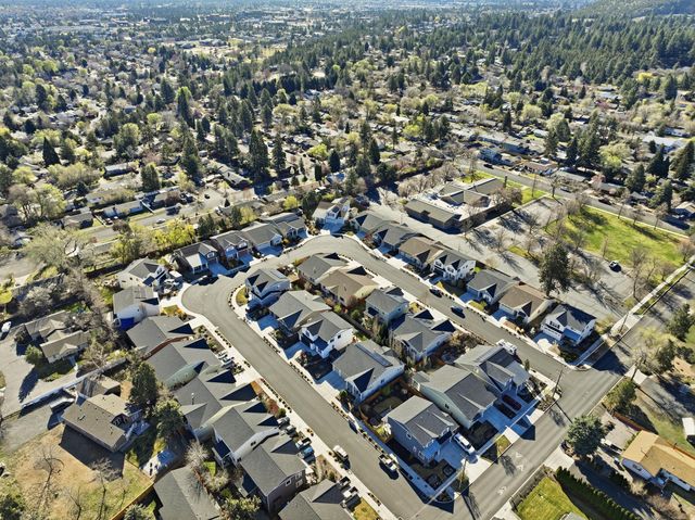 1227 NE Hoover Loop, Bend, OR 97701